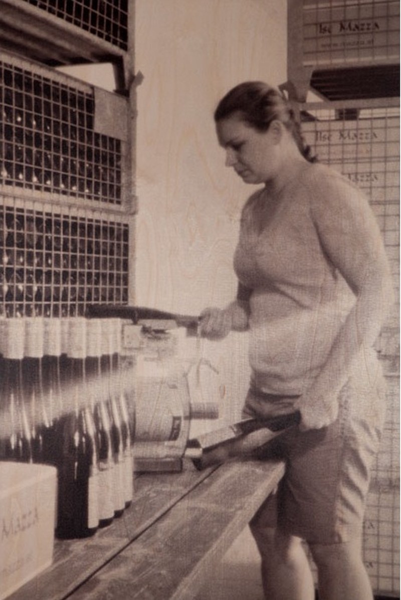Christine beim Etikettieren der Flaschen